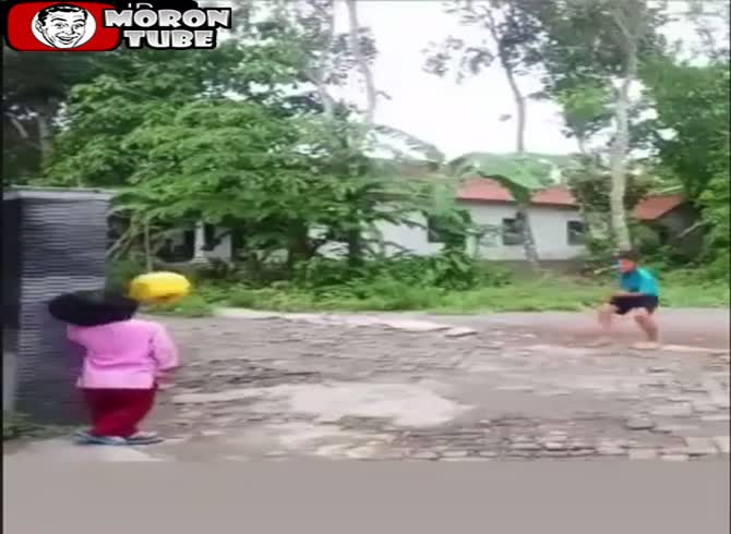 Video :A poor girl discovers the tough job of goalkeeper